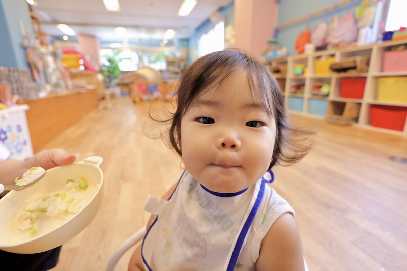 静岡市の「kidsroomにじいろ」保育質で、手作り給食を食べる子。 園での日常風景。