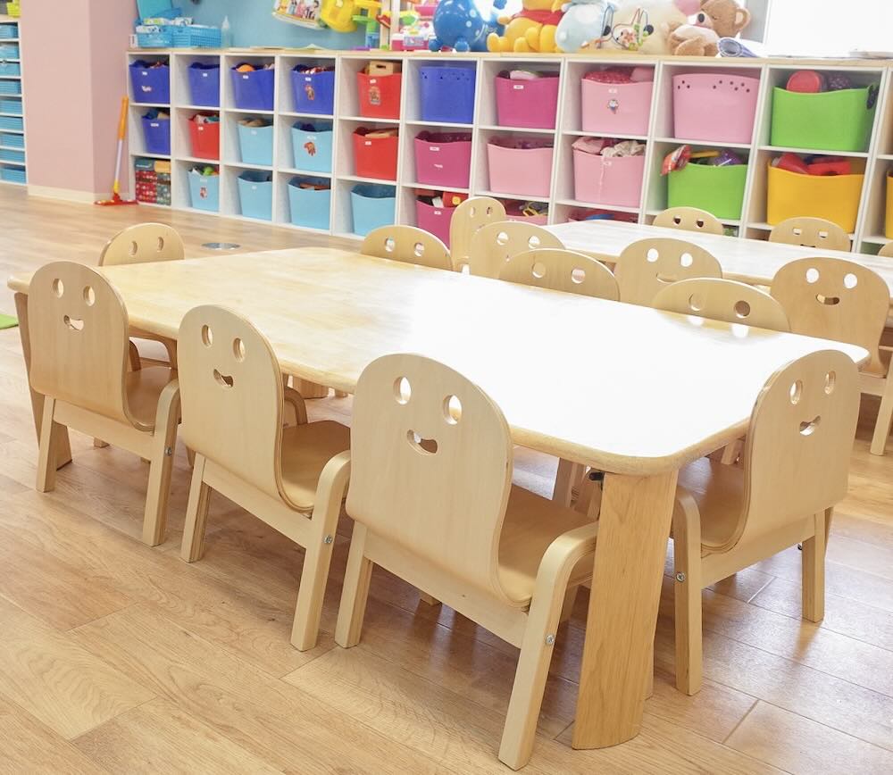 静岡市葵区の24時間保育園「kidsroom にじいろ」のメインビジュアル。笑顔の子どもたちと安心の保育室の風景。