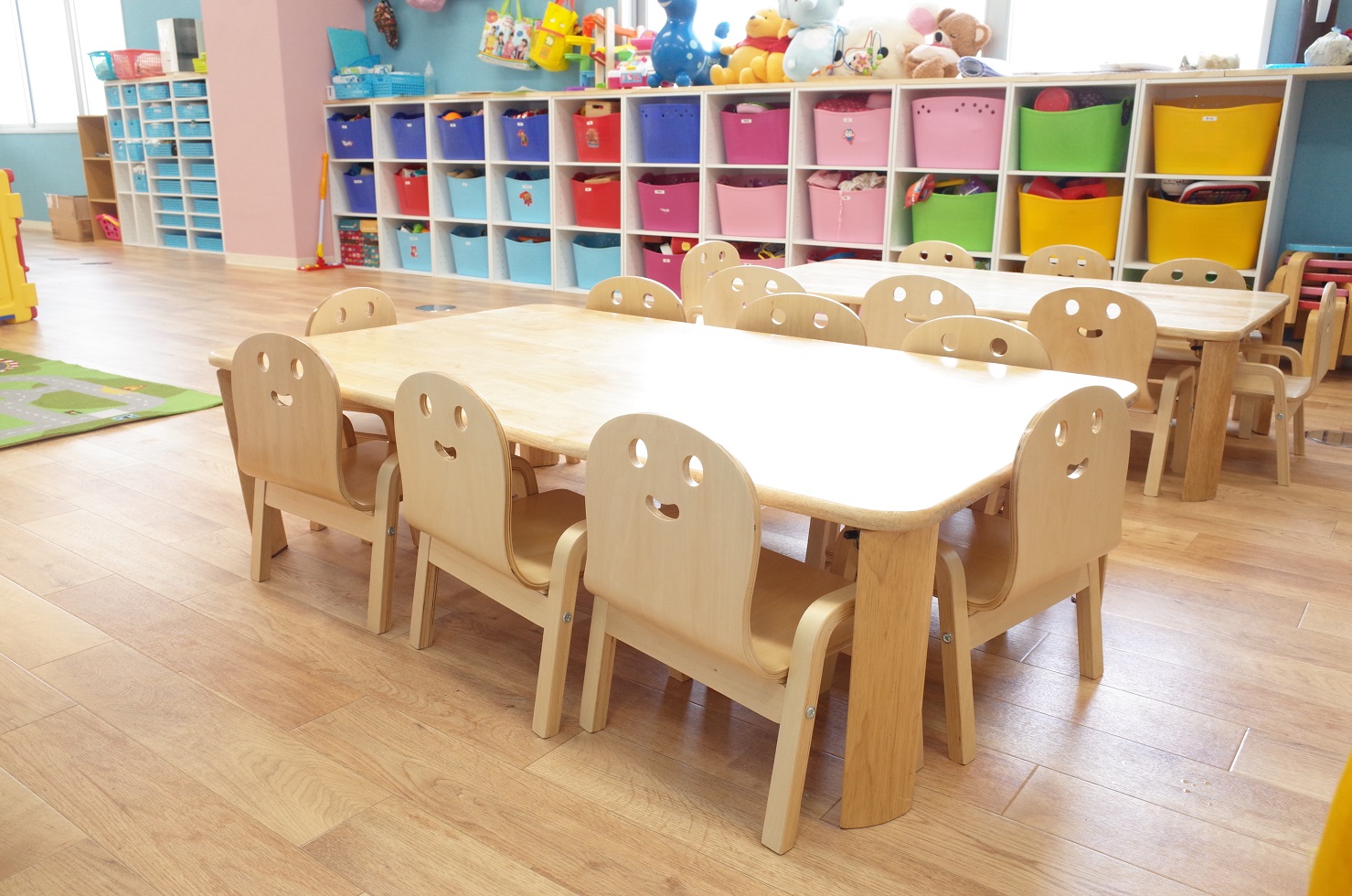 静岡市葵区の24時間保育園「kidsroomにじいろ」のメインビジュアル。笑顔の子どもたちと安心の保育室の風景。
