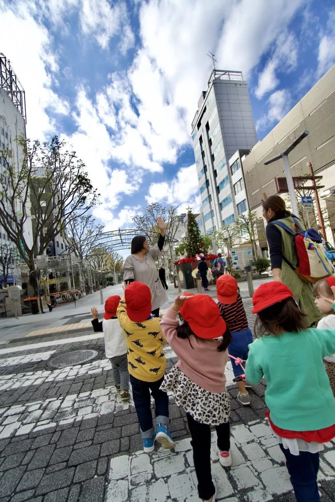 静岡市葵区の青葉シンボルロードを保育士とお散歩するにじいろの子どもたち